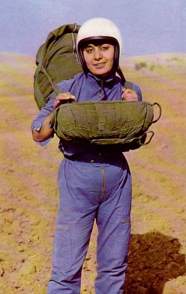 women_parachute_1960.jpg